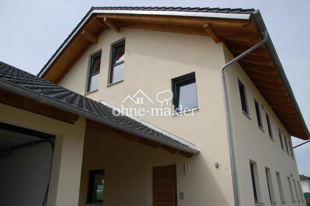 Ostfassade mit Garage/Carport