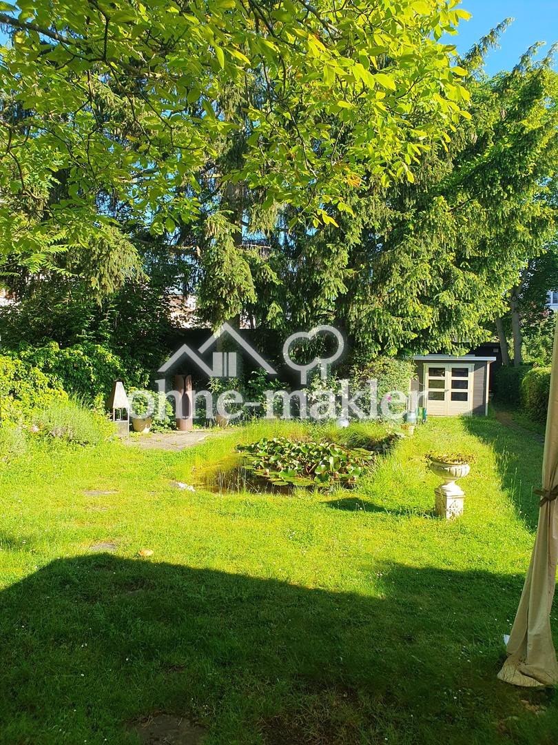 Garten mit Seerosenteich