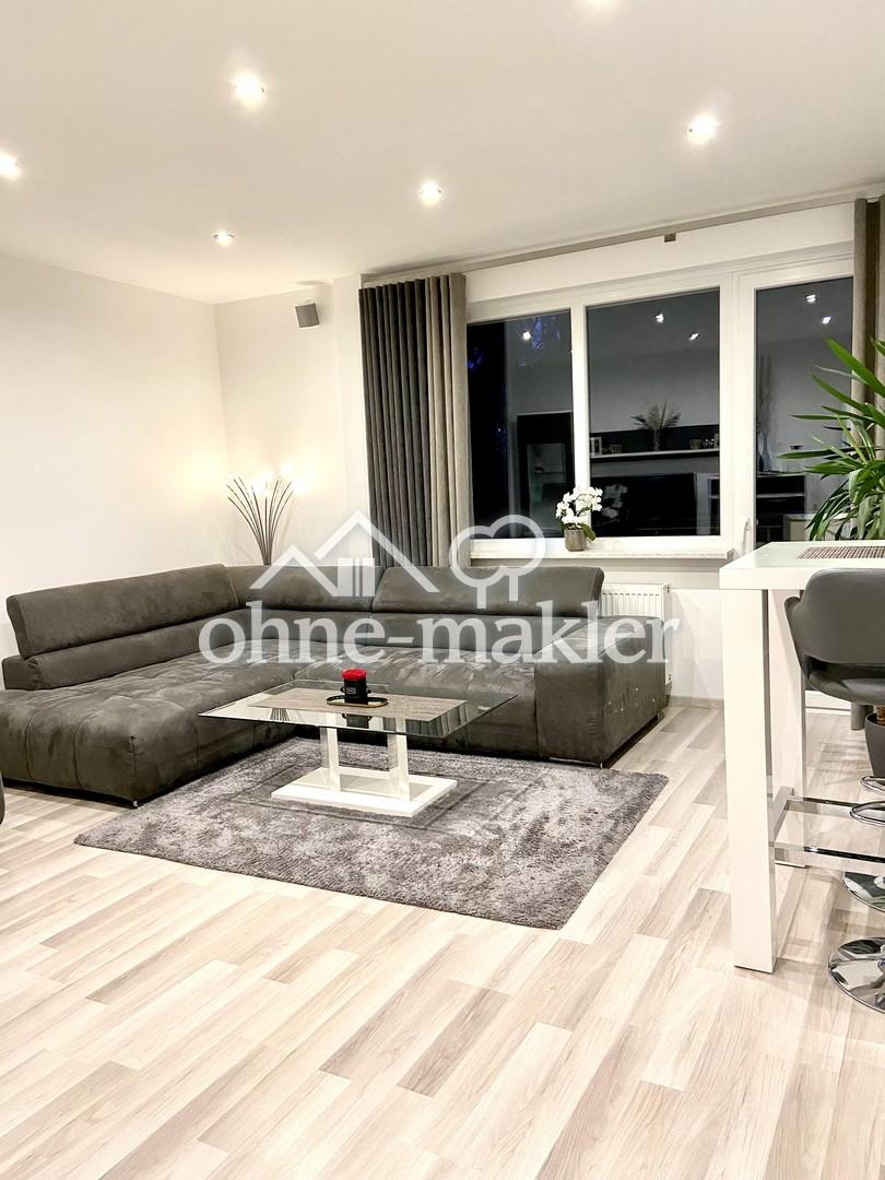 Wohnzimmer mit Balkon