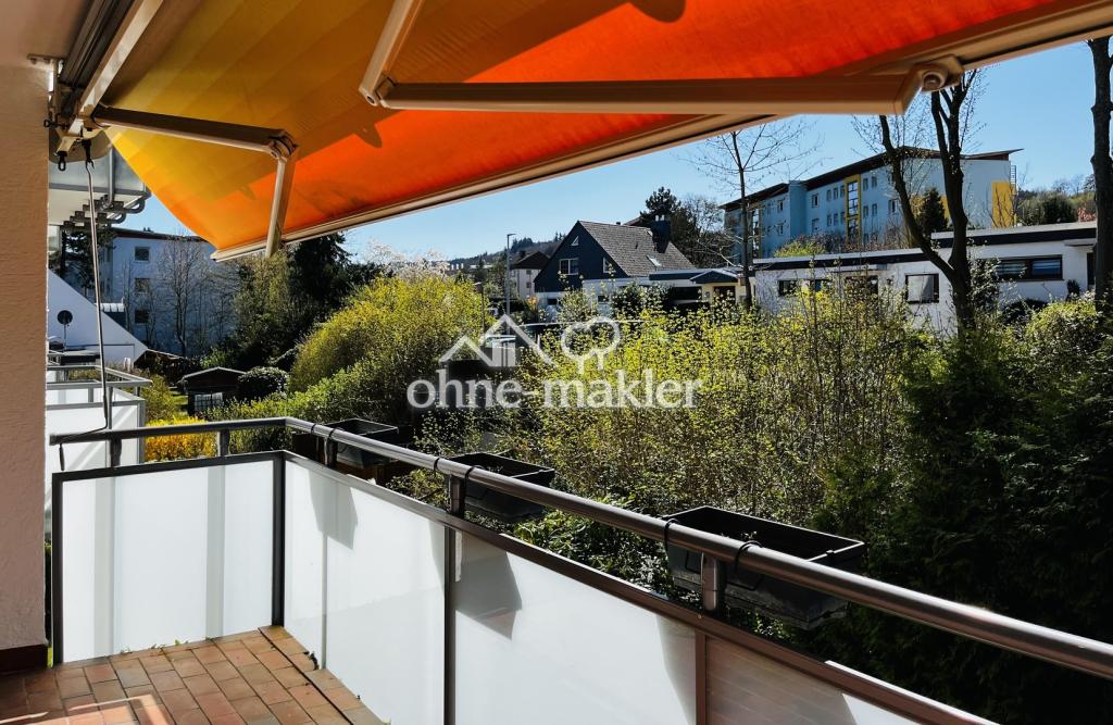 Sonniger Balkon mit Markise