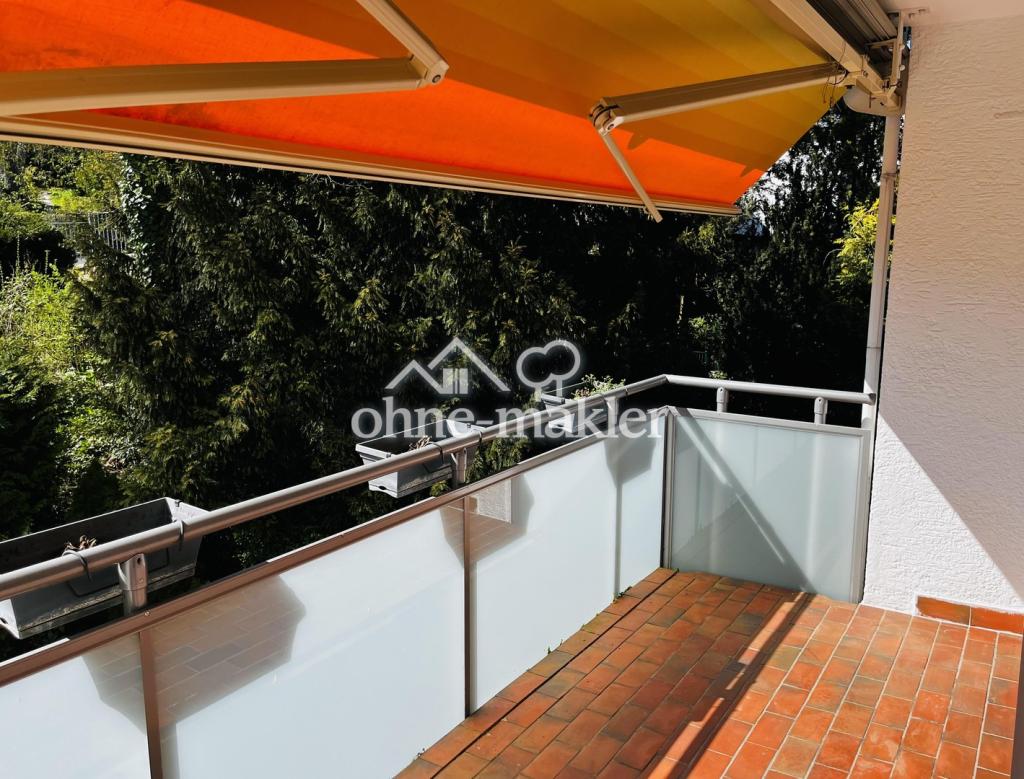 Sonniger Balkon mit Markise