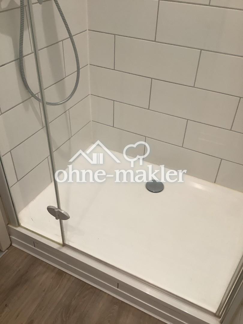 geräumige Dusche