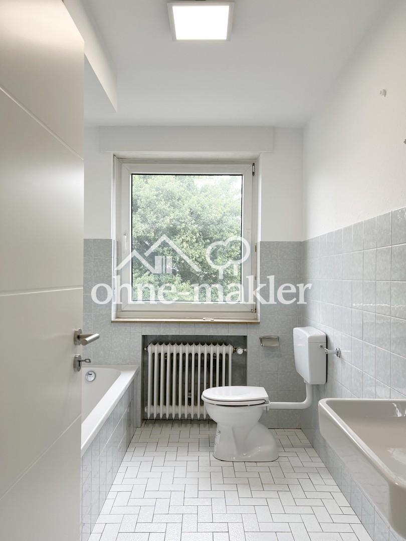Bad mit Dusche + Wanne + WC