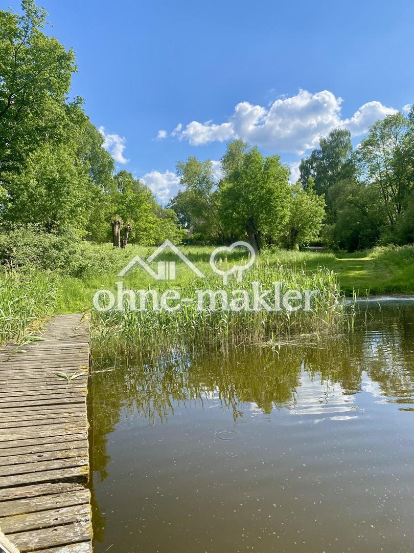 Blick vom See zum Haus
