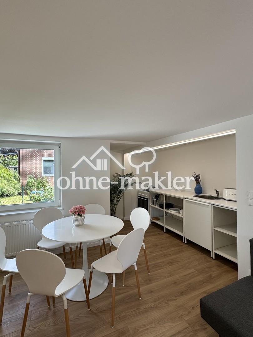 Wohnzimmer mit offener Küche