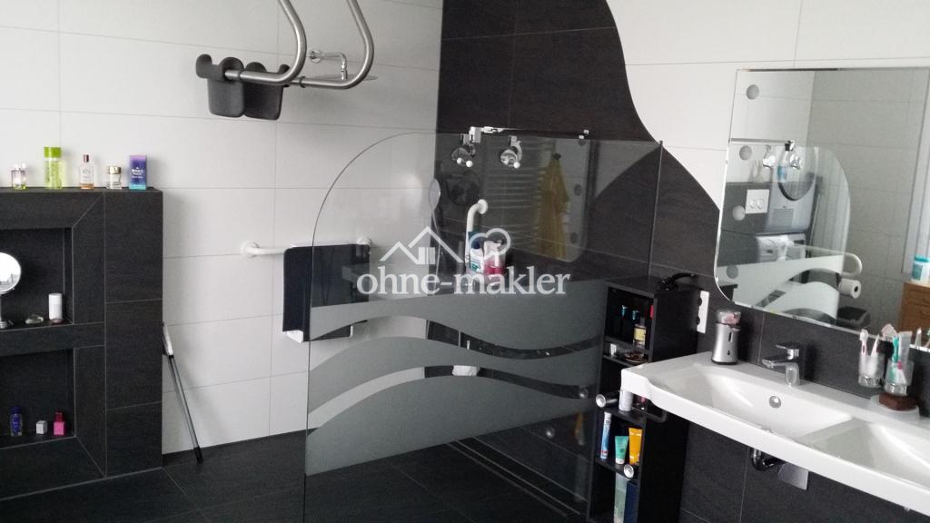 Großes Badezimmer