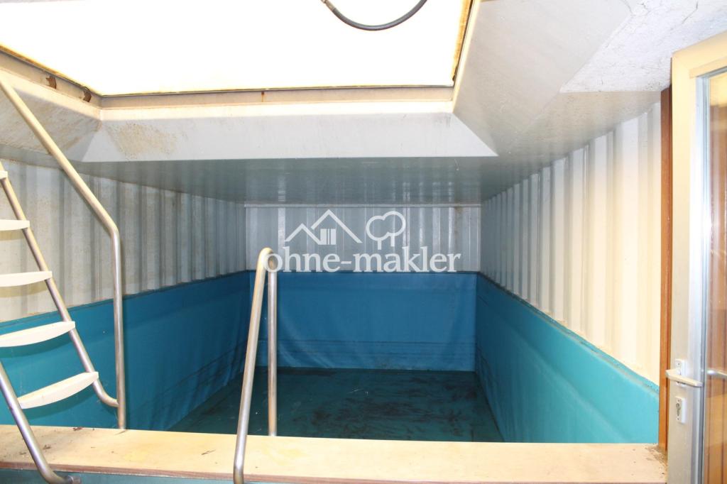Schwimmbad unter der Terrasse