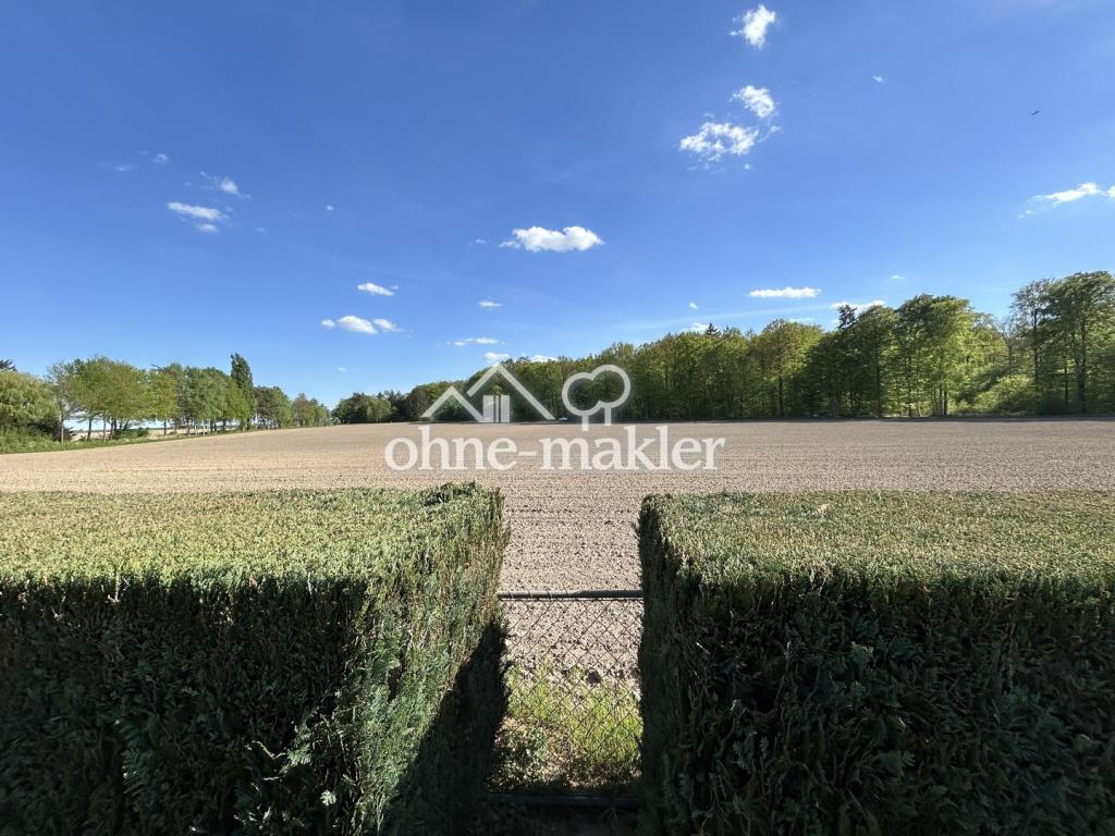 Blick Garten auf Ackerland