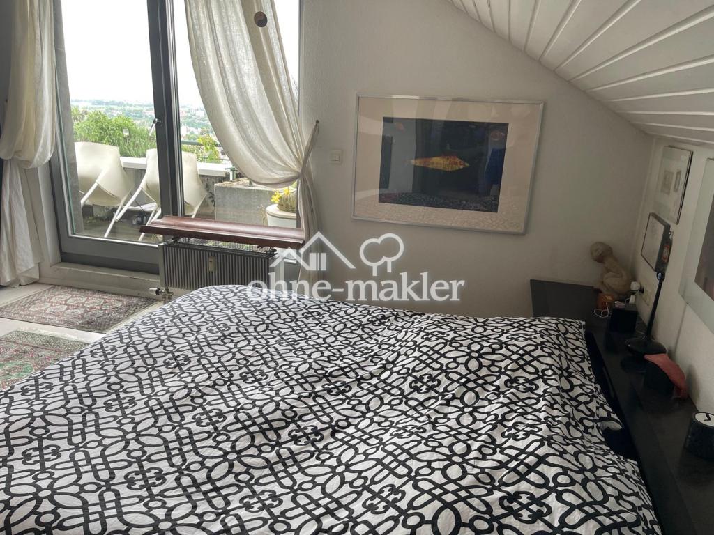 Schlafzimmer zum Balkon