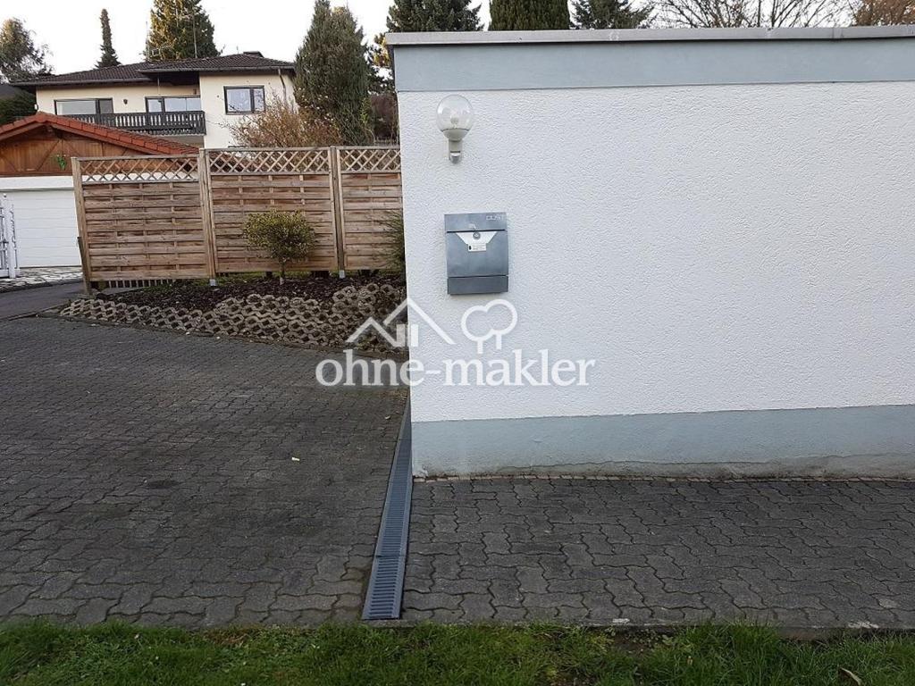 Garage und Stellplätze 1