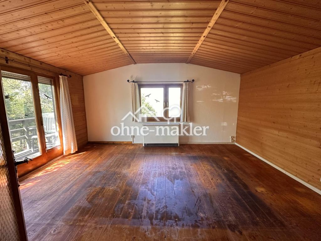 Wohnzimmer mit Holzfußboden