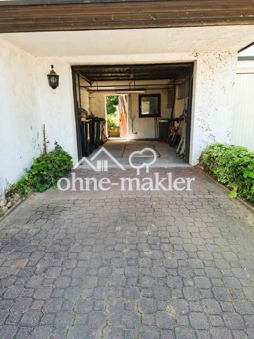 Garage mit Stellplatz davor