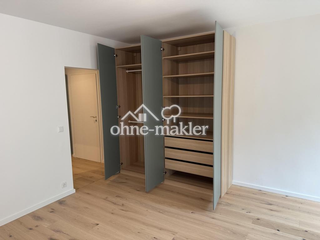 Schrank mit Innenausstattung