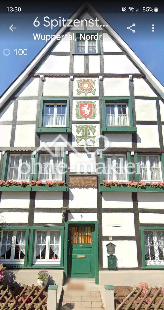 Front Haupthaus mit Wappen 