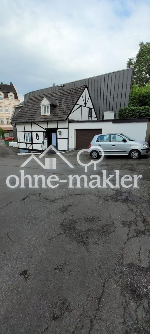 Hof links mit Garage 