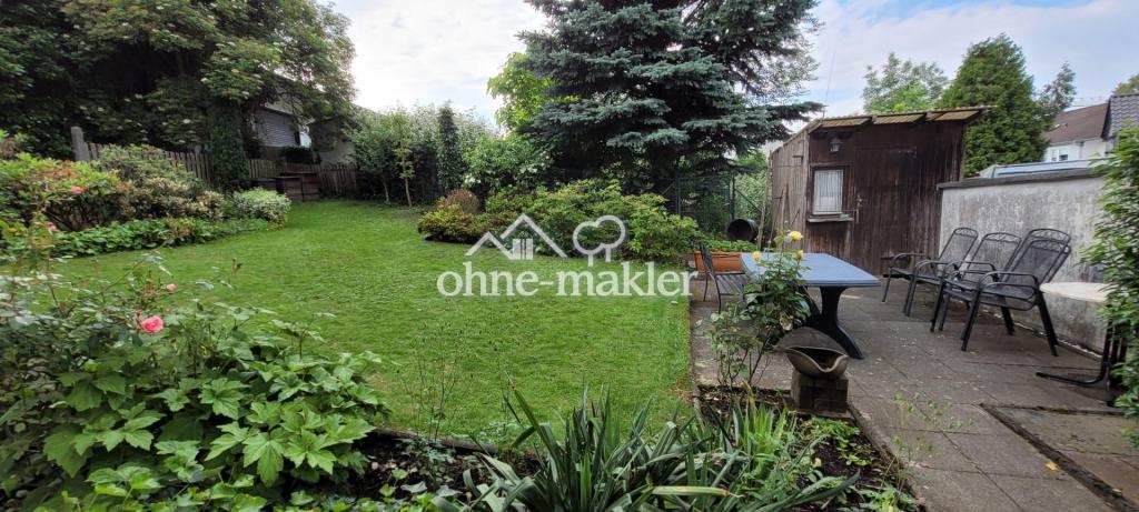 Garten MFH 2 im Hintergrund