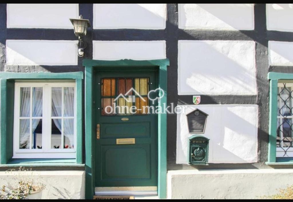 Vordereingang Altbau