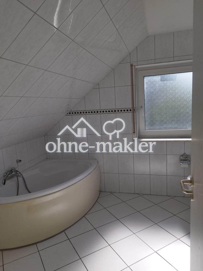 Tageslichtbad mit Wanne