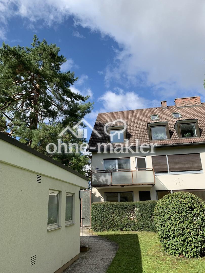 Garage mit Haus dahinter