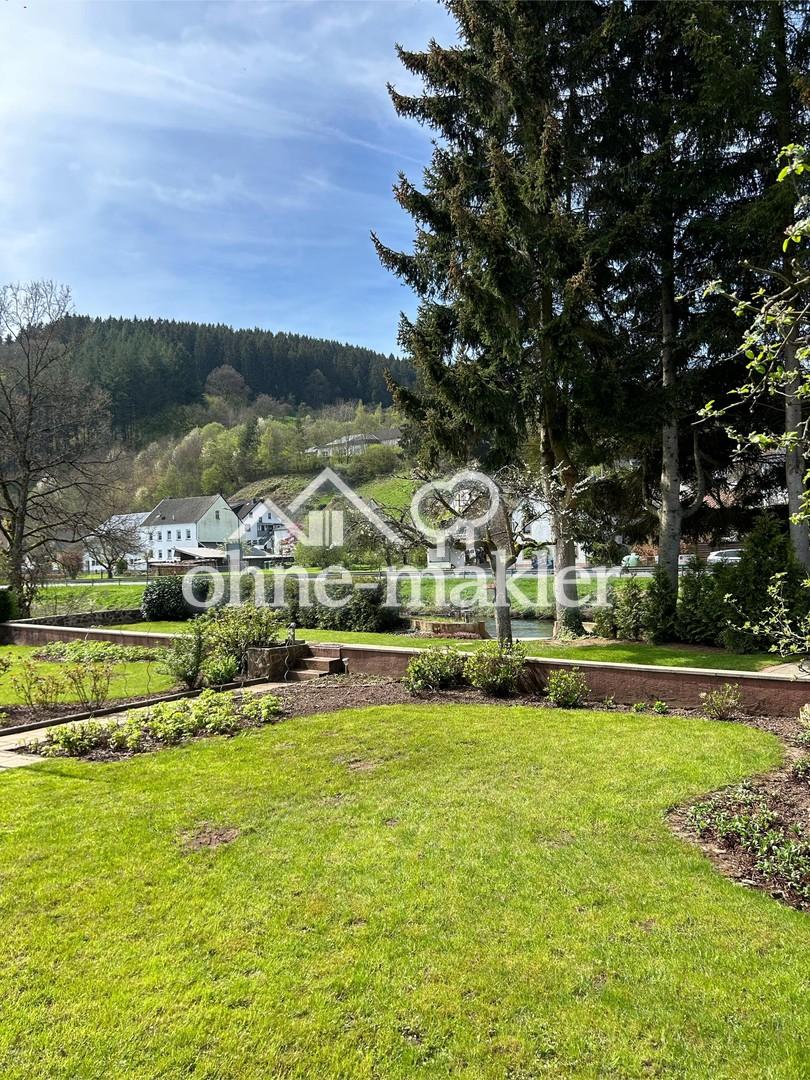 Blick in den Garten u Dorf