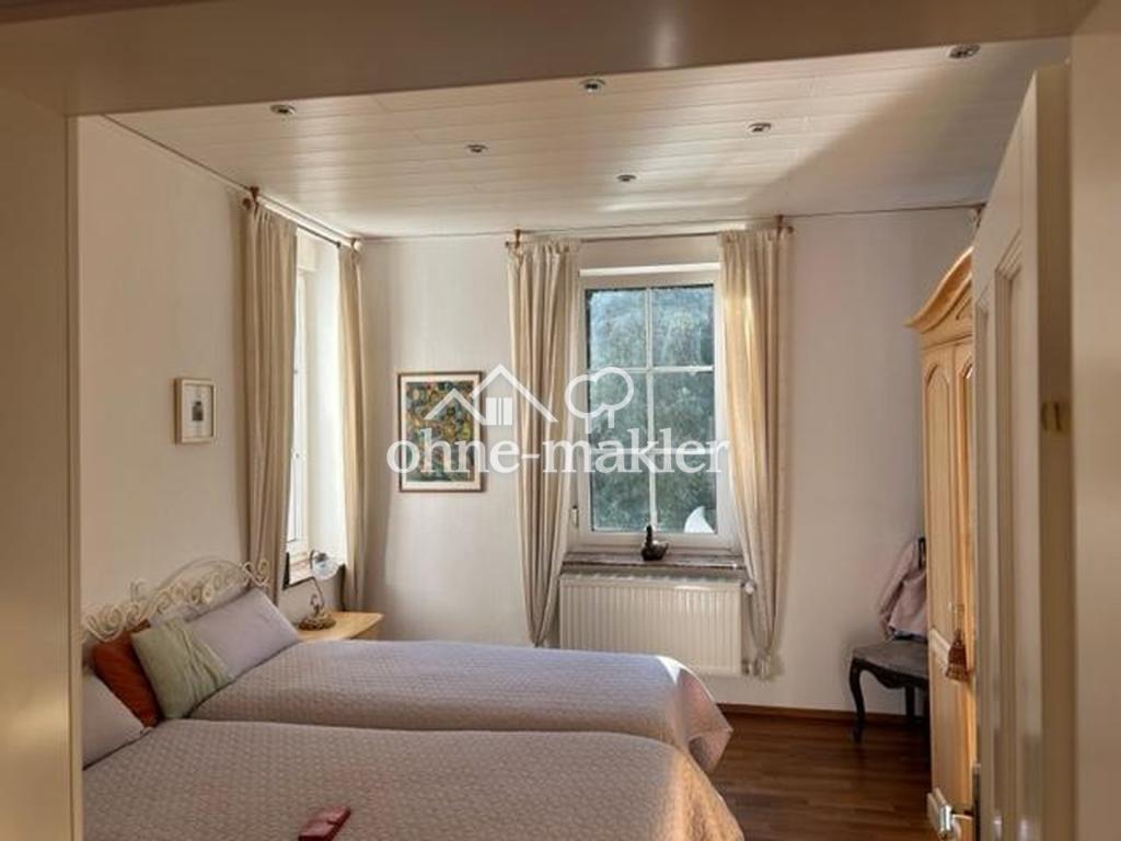 Schlafzimmer m. Blick i d. Gar