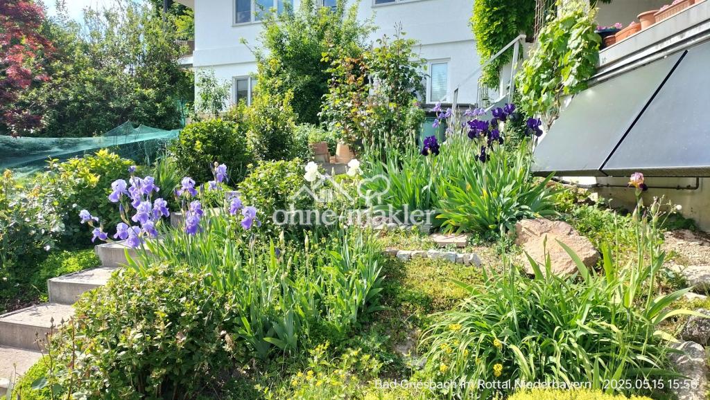 Gartentreppe mit Blumen