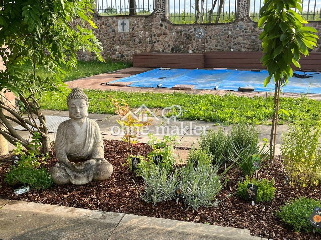 Blick in Garten auf Pool 