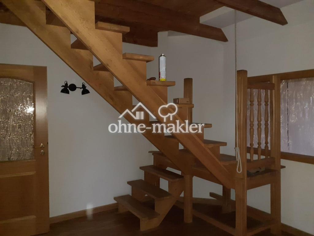 Massivholztreppe zum Dachboden