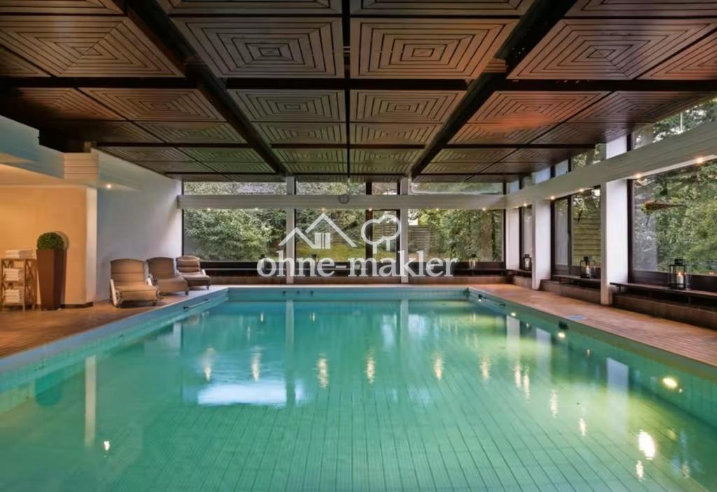 Schwimmbad im Maritim Hotel