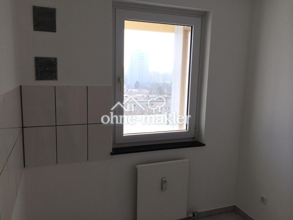 Küche mit Fenster zum Balkon