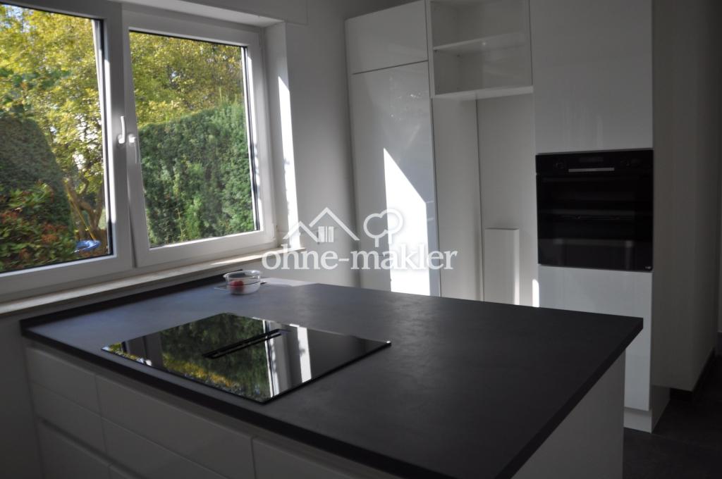 Küche mit Fenster zum Garten 
