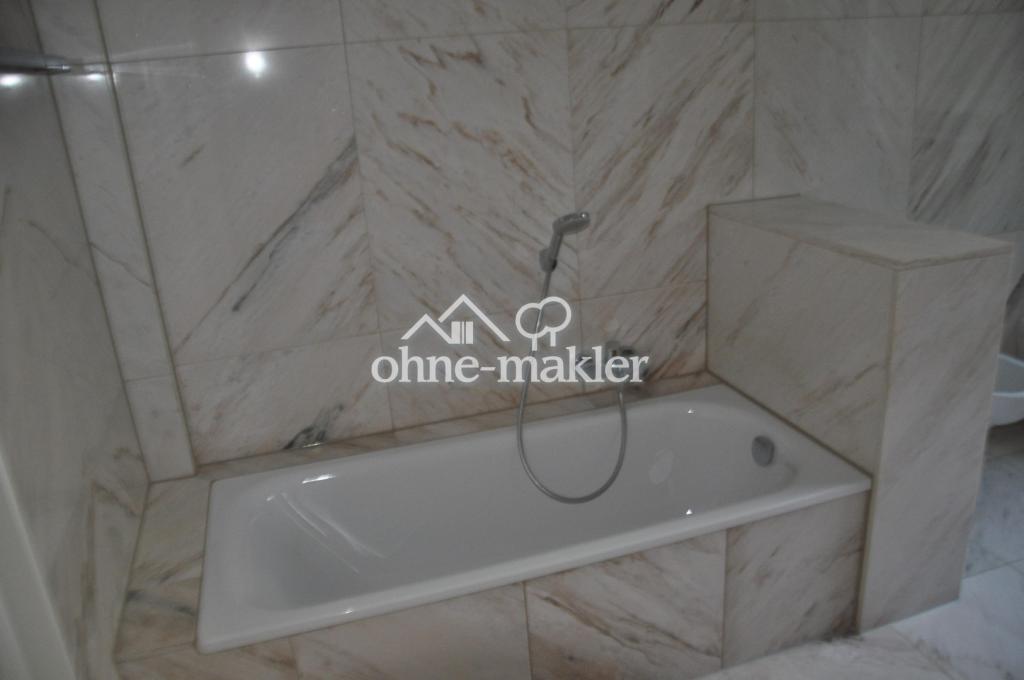 Badewanne mit Marmorblock