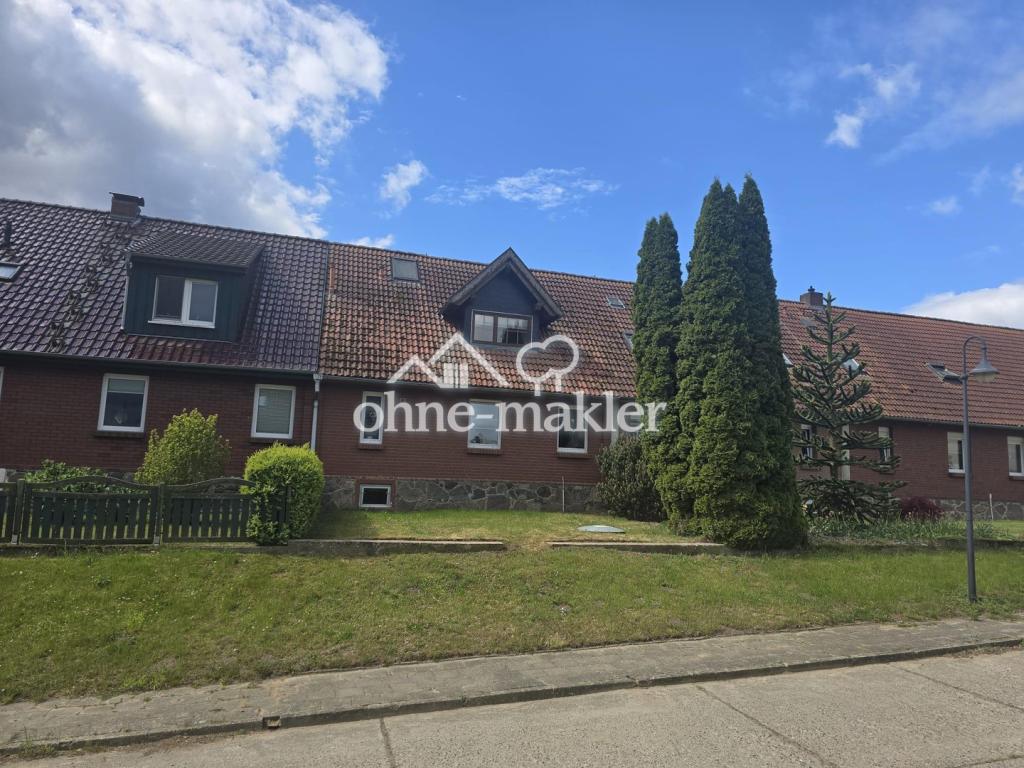 Rückansicht Haus und Vorgarten