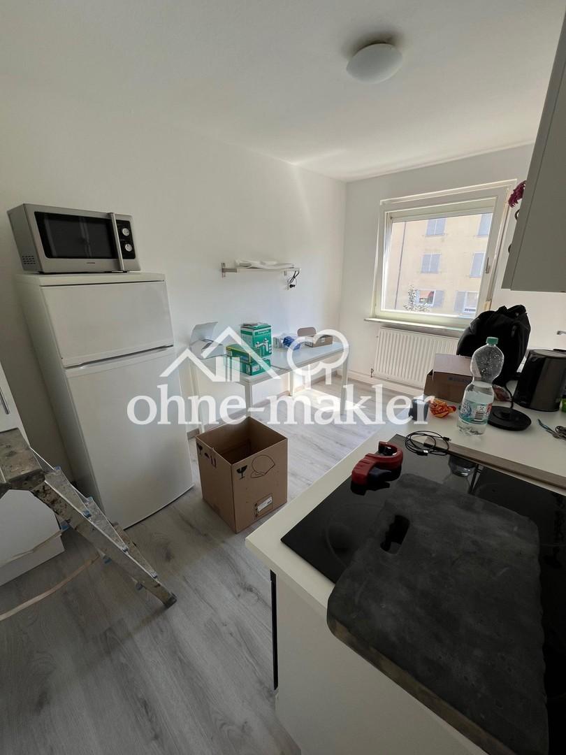 Küche mit Zugang zum Balkon