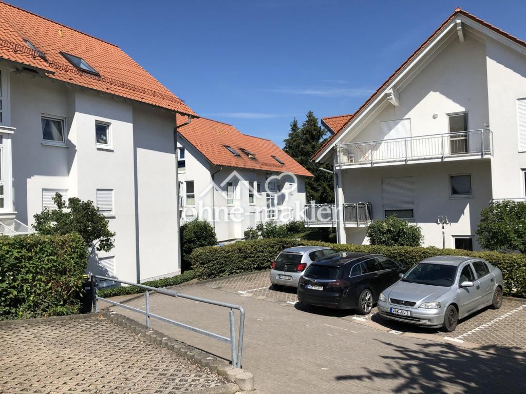 Außenbereich mit Parkplätzen