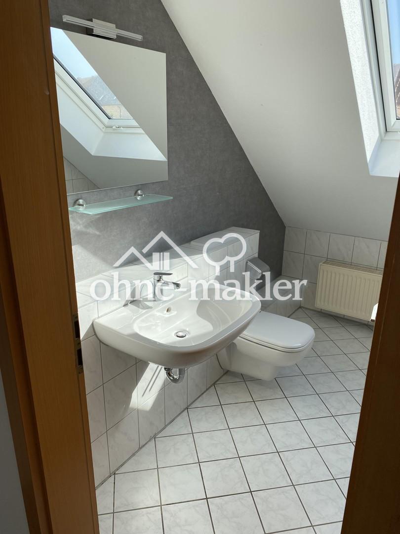 Badezimmer mit Dusche + Wanne