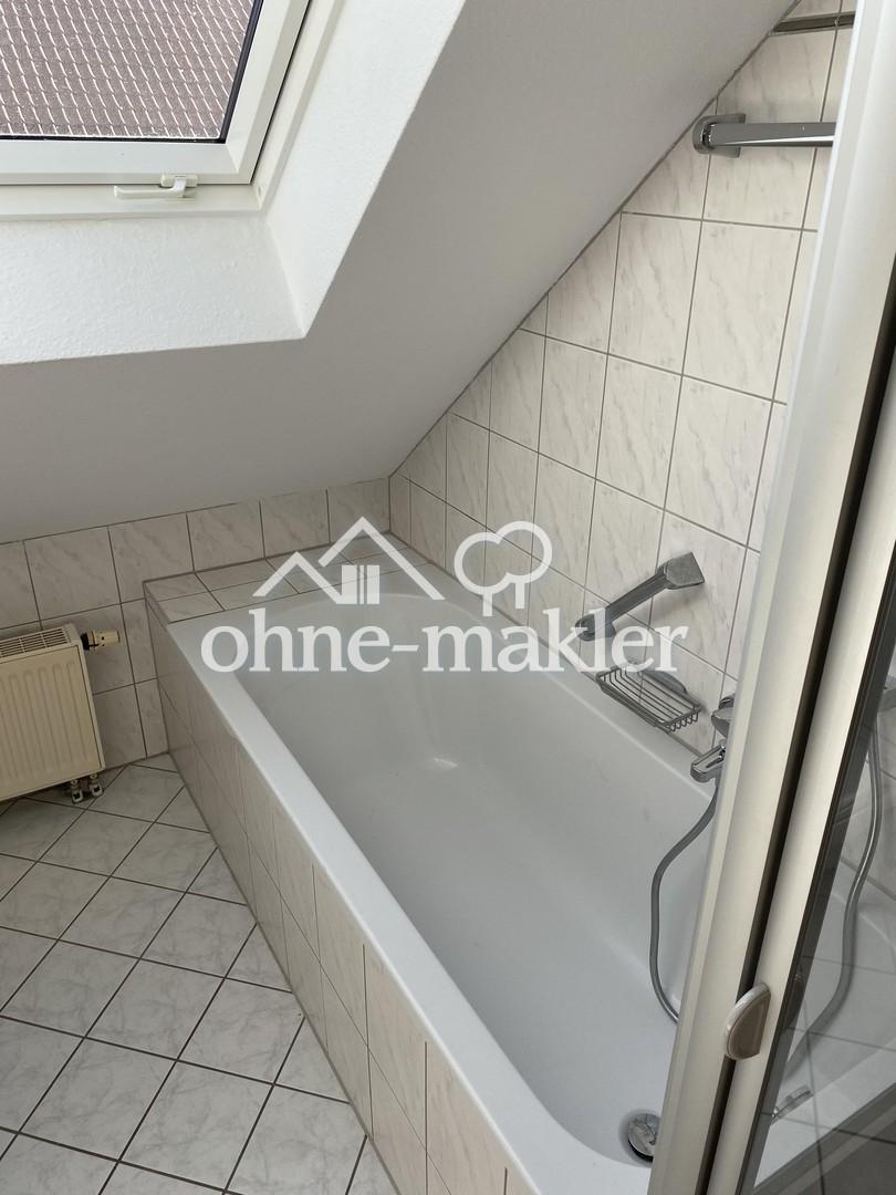 Badezimmer mit Dusche + Wanne