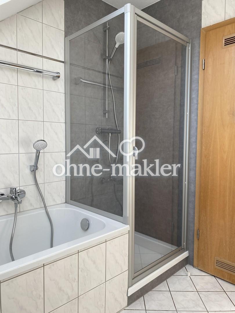 Badezimmer mit Dusche + Wanne