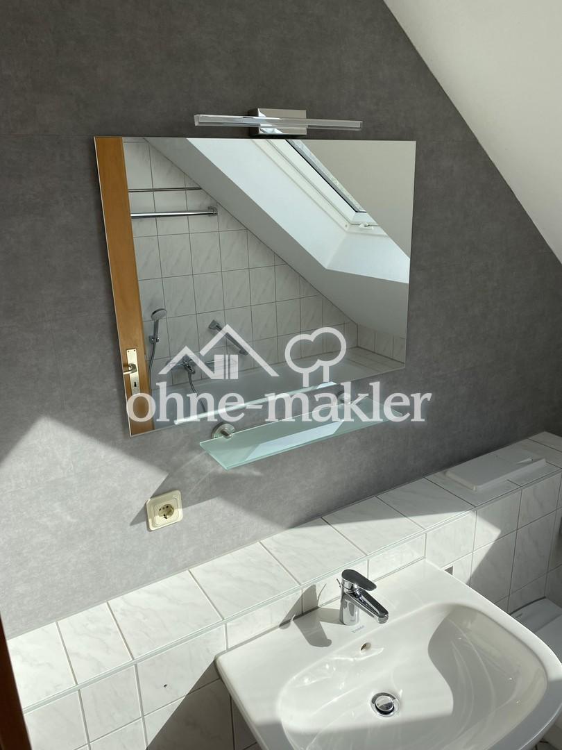 Badezimmer mit Dusche + Wanne