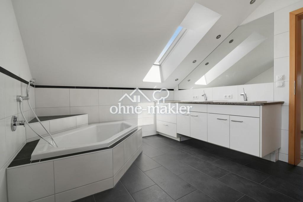 Bad mit Dusche und WC