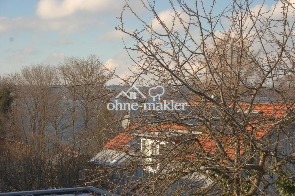Blick über die Dächer zum See