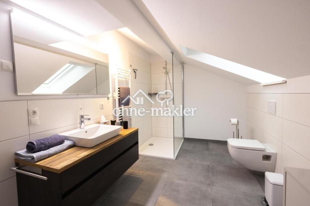 geräumiges Badezimmer