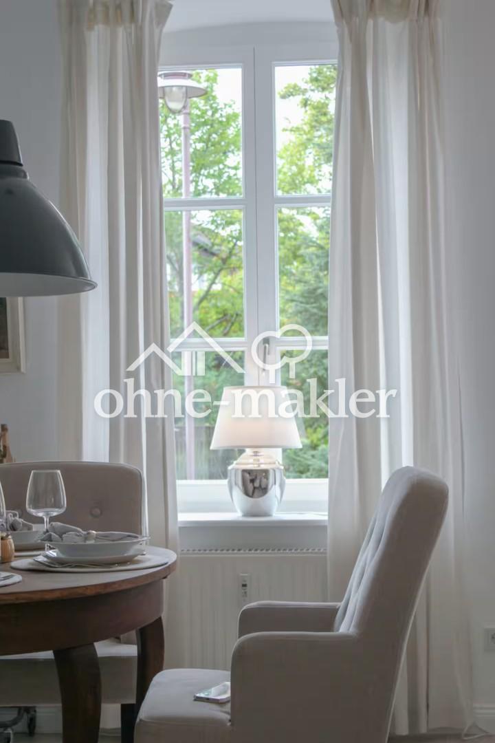 Esstisch mit Blick ins Grün