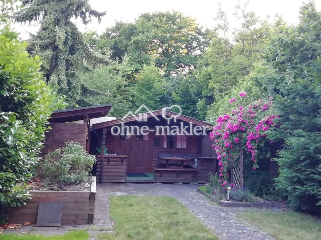 Garten mit Blockhütte