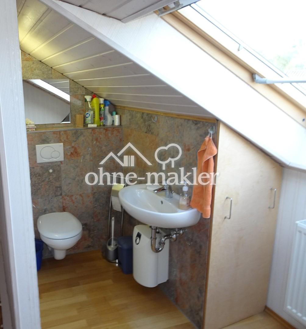 WC mit Waschbecken im DG