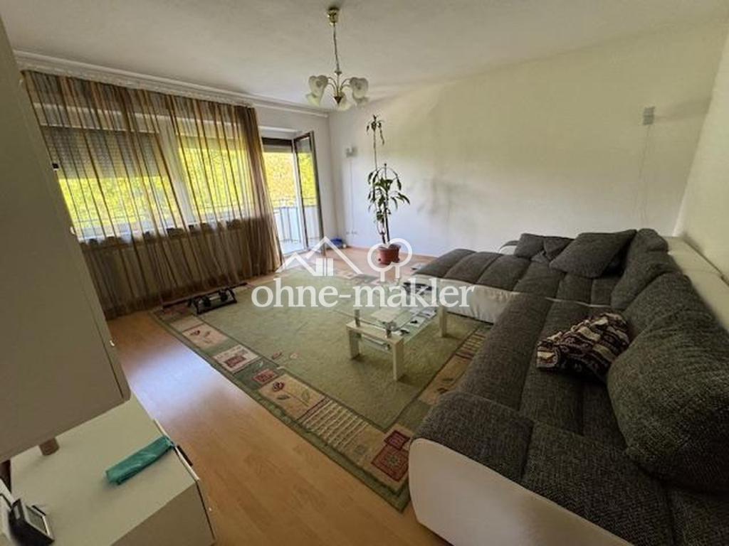 Wohnzimmer mit Balkon