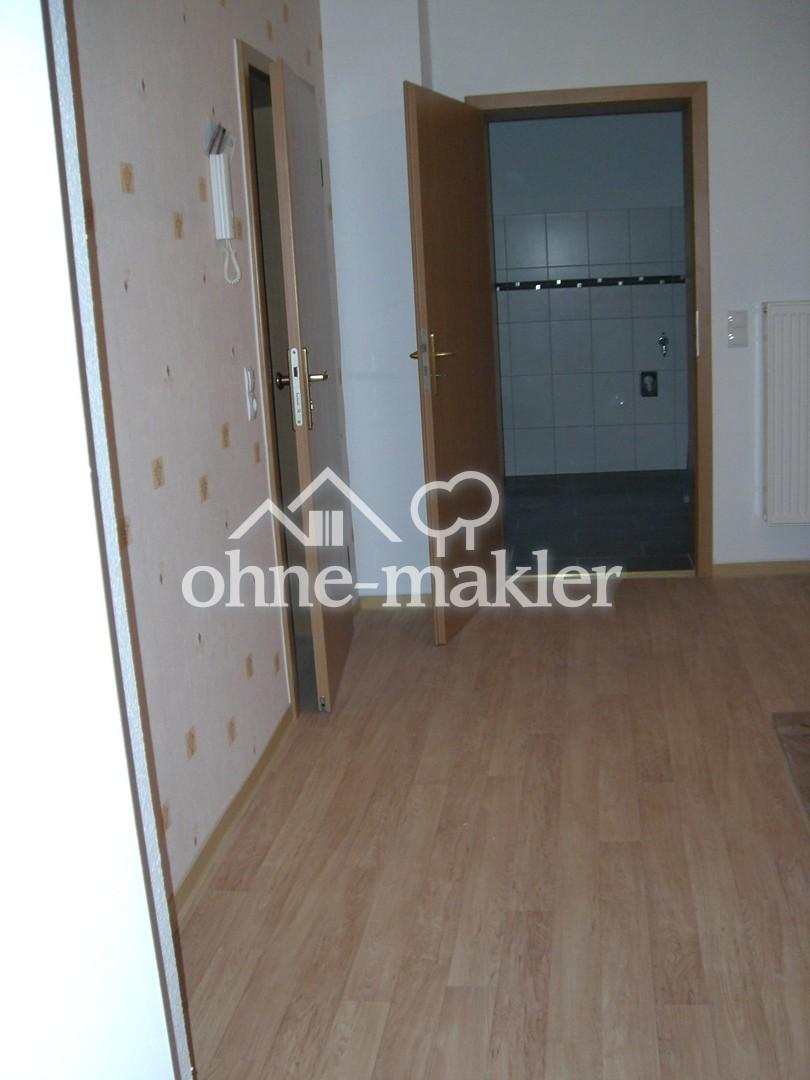 Wohnungseingang links und Bad