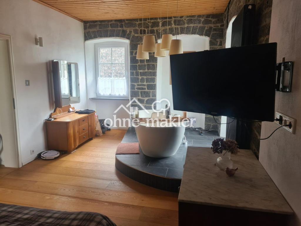 Schlafzimmer mit Badewanne