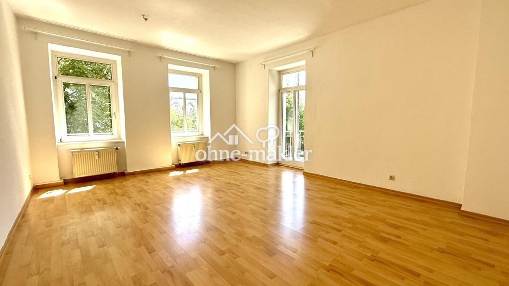Wohnzimmer mit Balkontür