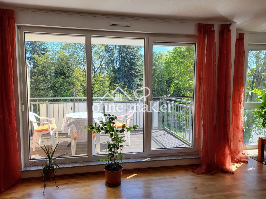 Blick auf Balkon im Frühling